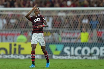 jogador de futebol acena em campo