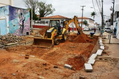 São Luís: obra de drenagem no cruzamento da Rua Celso Magalhães com Av. Silva Maia