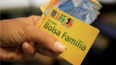 Caixa começa a pagar o 13º do Bolsa Família