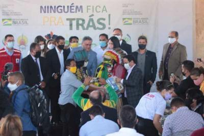 Em Imperatriz, Roberto Rocha entrega cestas básicas para comunidades