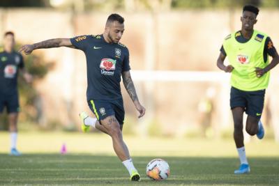 jogadores de futebol disputam bola