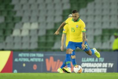 jogador de futebol se prepara para chutar bola