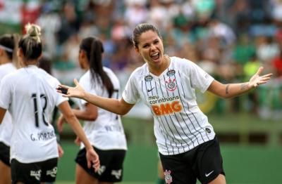 jogadoras de futebol comemoram