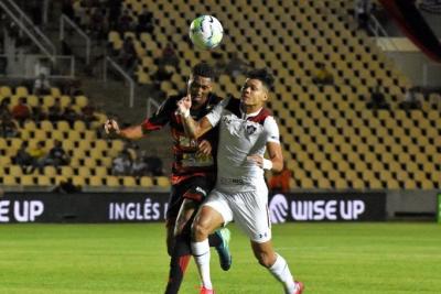 jogadores de futebol disputam bola