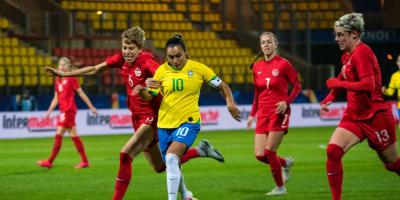 jogadoras de futebol disputam bola