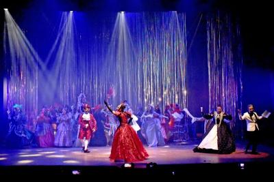 atores encenam em palco de teatro