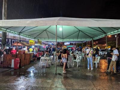 tenda em praça de alimentação