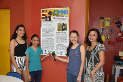 estudantes em frente a cartaz