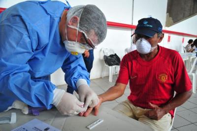 agente de saúde aplica teste médico em homem