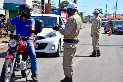 agente de trânsito fiscaliza uso de máscara em são luís