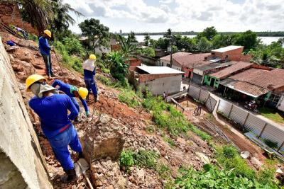 São Luís: obras reforçam contenção de encosta no bairro Sá Viana