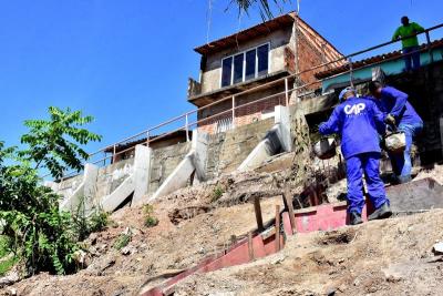 São Luís: continua obra de contenção de encosta no bairro Sá Viana