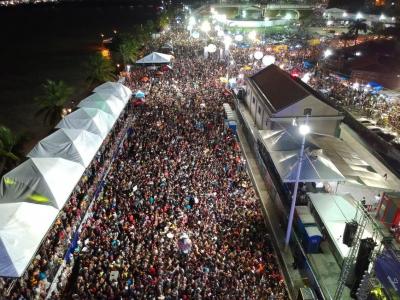 multidão em carnaval