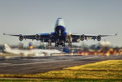 avião levanta voo de turismo