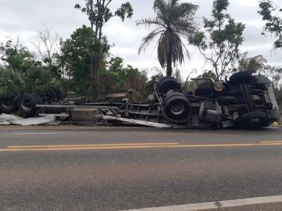 BR 010 é interditada para remoção de carreta tombada no MA