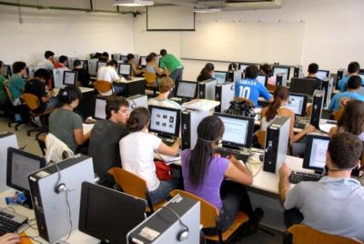 estudantes em sala de aula