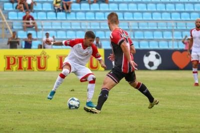 jogadores de futebol disputam bola