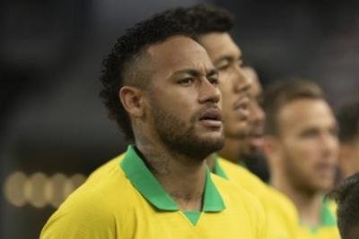 Neymar supera Ronaldo e se torna 2º maior artilheiro da seleção