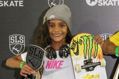 menina segura skate e troféu