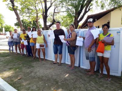 pessoas de pé em frente a geladeiras