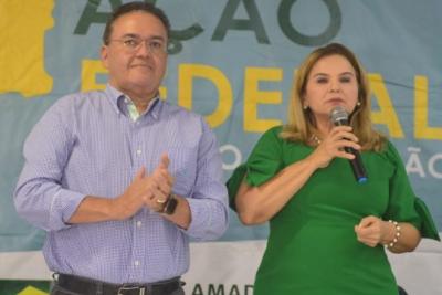 casal fala em palco