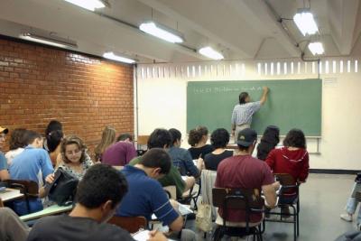 MEC muda para março aulas presenciais nas universidades federais