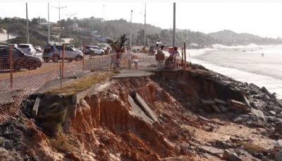 Trecho de calçadão da Av. Litorânea continua com enorme buraco