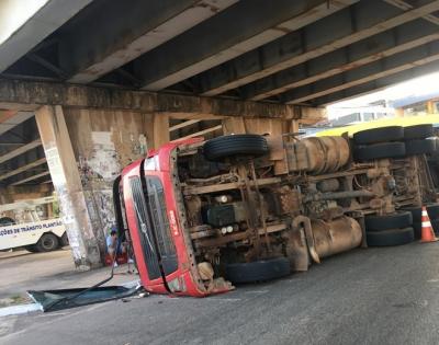 Caminhão carregado de frutas tomba em São Luís