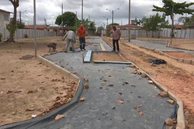 Comitiva vistoria obras em praças da Cidade Operária