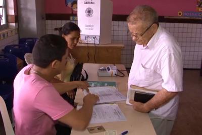 mesário atende eleitor