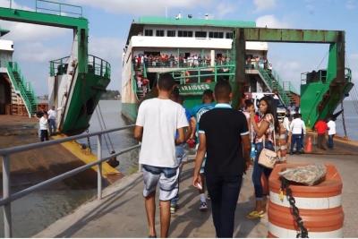 pessoas em ferry boat