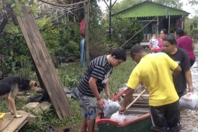 pessoas ajeitando canoa