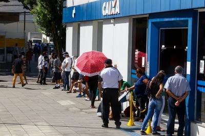 fila em frete a agência da caixa