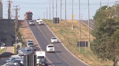 Motoristas têm negligenciado uso do farol aceso durante o dia