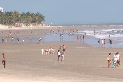 Praias movimentadas após flexibilização de medidas sanitárias