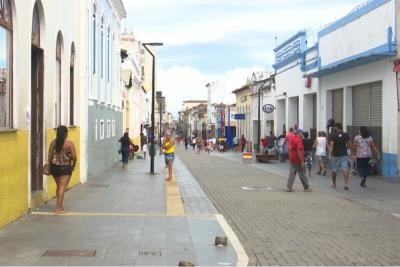 pessoas andam em rua