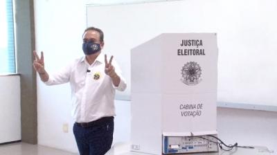 Senador Roberto Rocha vota em escola no bairro Renascença