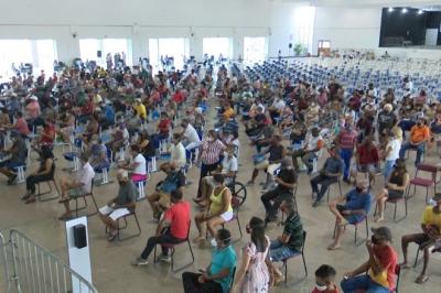 Idosos de 60 anos começam a ser vacinados nesta terça-feira (27)