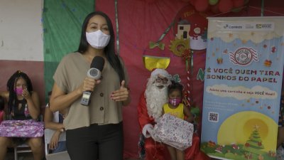 Crianças recebem presente do Papai Noel dos Correios; assista