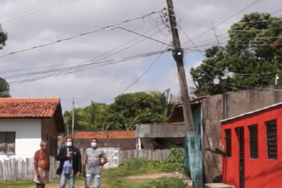 Moradores fazem denunciam de poste em situação irregular 