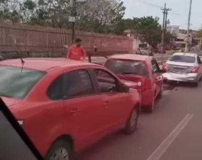 Acidente deixa trânsito lento na Avenida dos Franceses