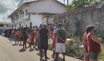 Em parceria, senador Roberto Rocha doa cestas básicas para famílias carentes