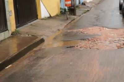 Motoristas reclamam de buracos em ruas do centro.