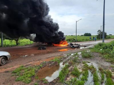 Protesto contra buracos fecha trecho da BR-222 em Igarapé do Meio