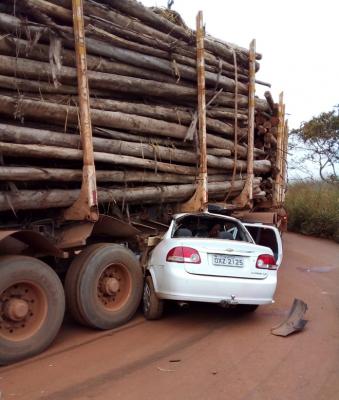 Veículo colide em carreta carregada de eucalipto na BR-222 no MA