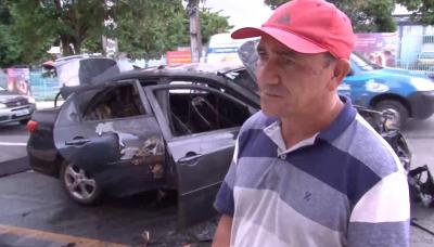 Carro pega fogo próximo ao Parque do Bom Menino