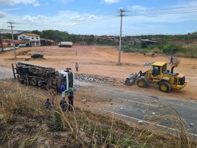 Carreta colide em poste e tomba na BR-135 em São Luís