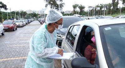 Drive-thru de vacinação em Paço do Lumiar imuniza idosos a partir de 60 anos