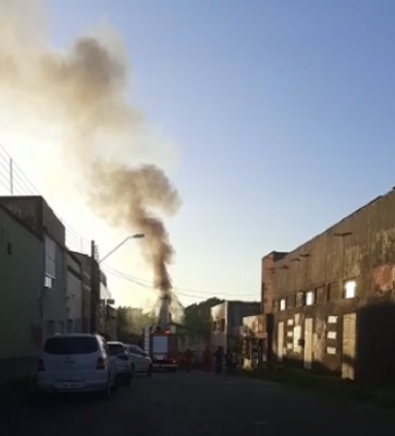 Depósito pega fogo no centro de São Luís