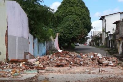 Moradores solicitam limpeza de rua no bairro Ivar Saldanha